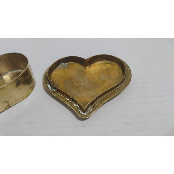 VINTAGE 4.5” BRASS HEART KEEPSAKE JEWELRY BOX W 3 SOLID BRASS HEART TRINKETS - Picture 5 of 12